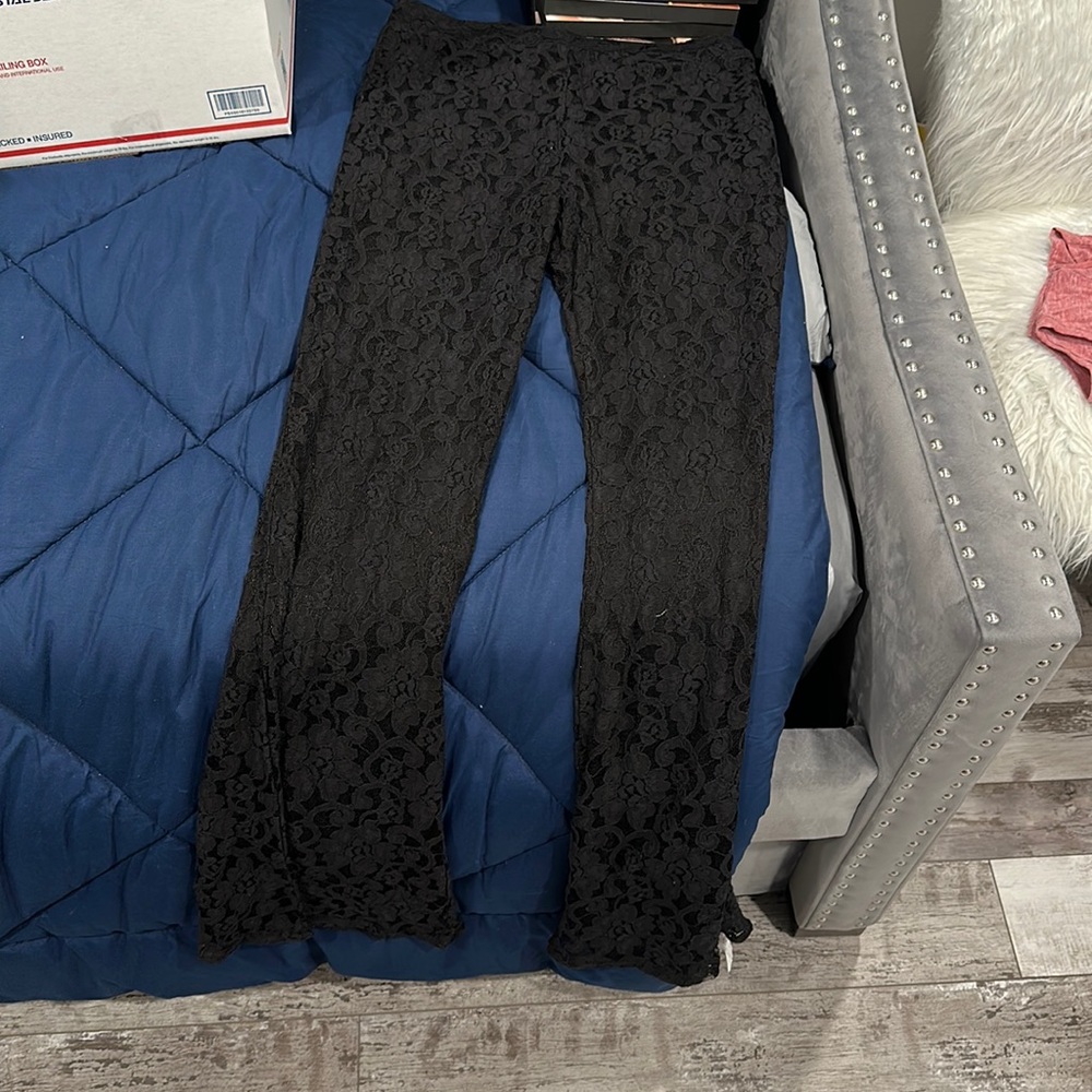 Very stylish pair of pants for women. Size Large. - brand ( Swell )